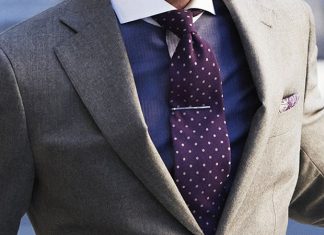 Krawat a sukienka partnerki